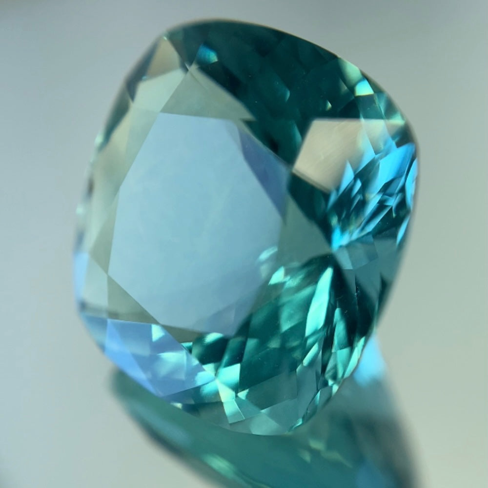 アディダス名作の孔雀のようなフローライト  6.69ct アディダス作品✨