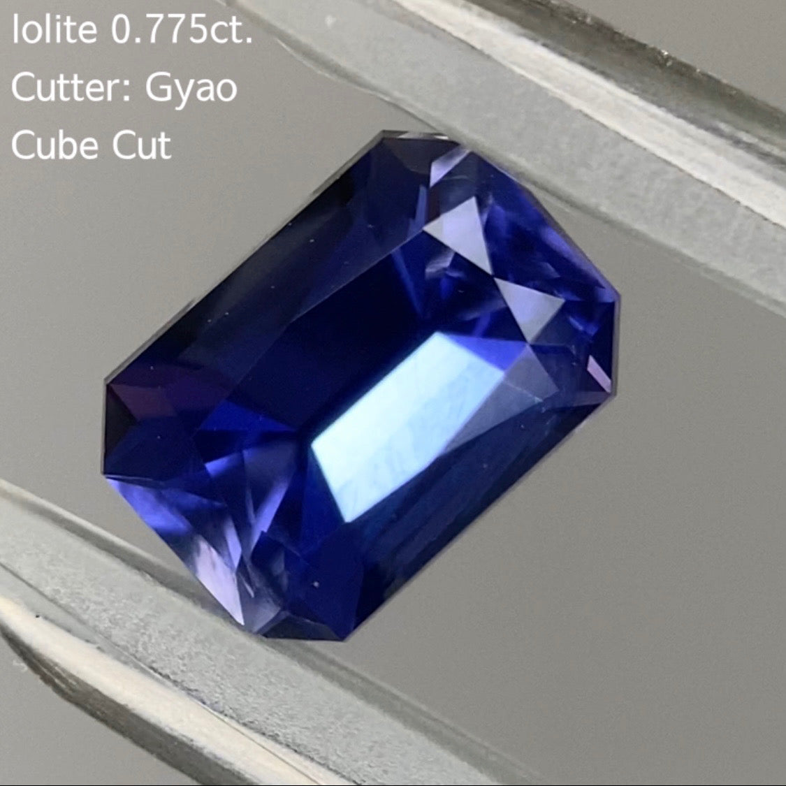 大胆で繊細なカットの濃美色★四隅に変則キューブ★アイオライト0.775ct.ゲオちゃん作品