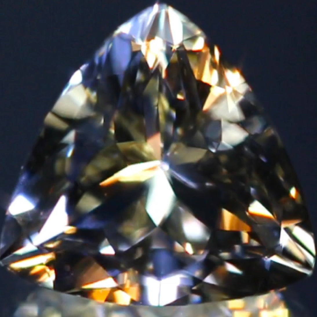カメラが制御不能になるほど凄まじく輝くトリリアント★ラブラドライト2.50ct 師匠作品✨