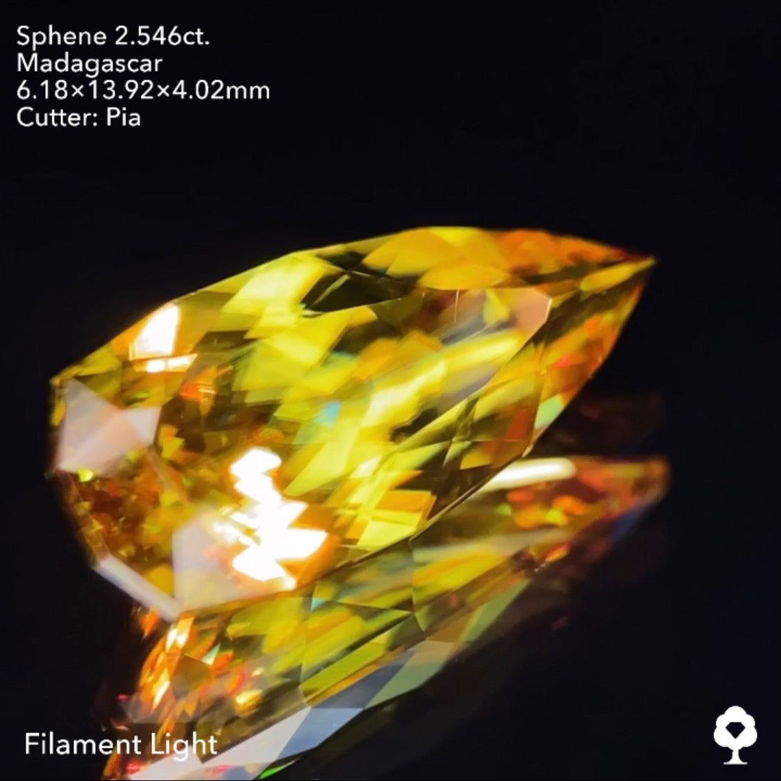 グリニッシュゴールドの美しい結晶のロングペアシェイプ★マダガスカルスフェーン2.546ct ピアッちゃん作品