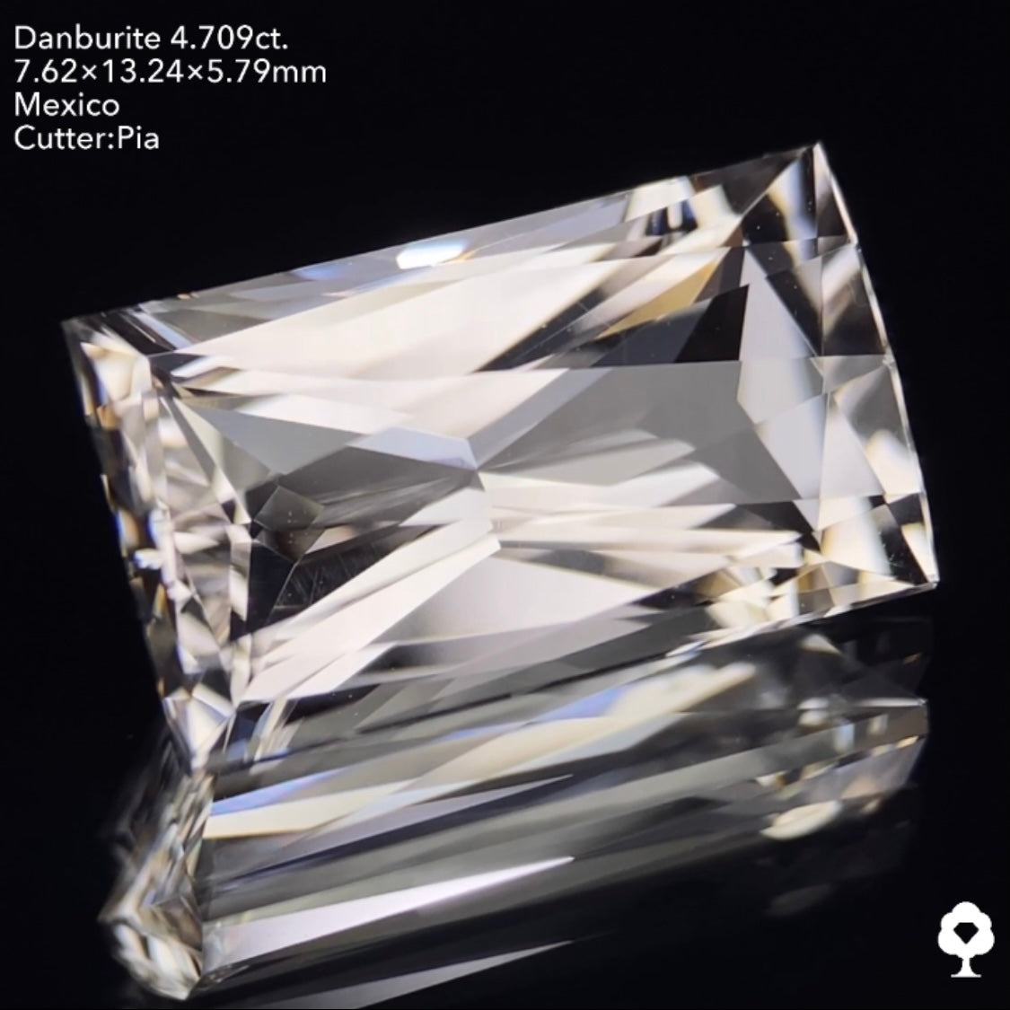 鋭い輝きが折り重なるアヤトリカットのピアッ進化版★カラーレスダンビュライト4.709ct ピアッちゃん作品