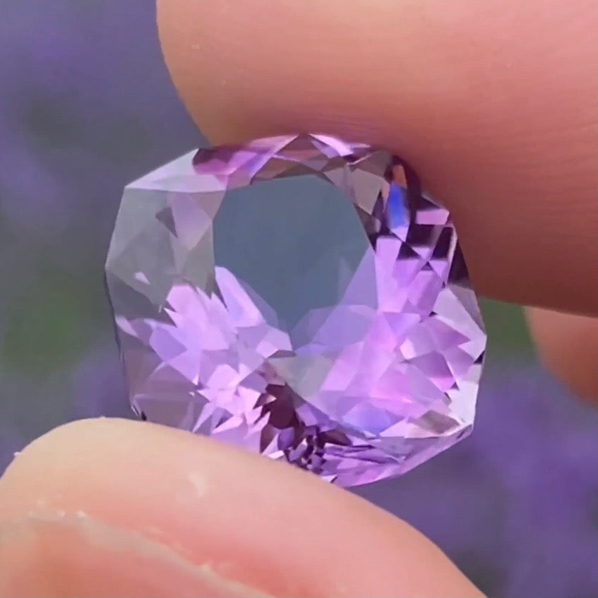 ラベンダー畑を閉じ込めたファンシークッション★ラベンダーアメジスト8.76ct ピアッちゃん作品