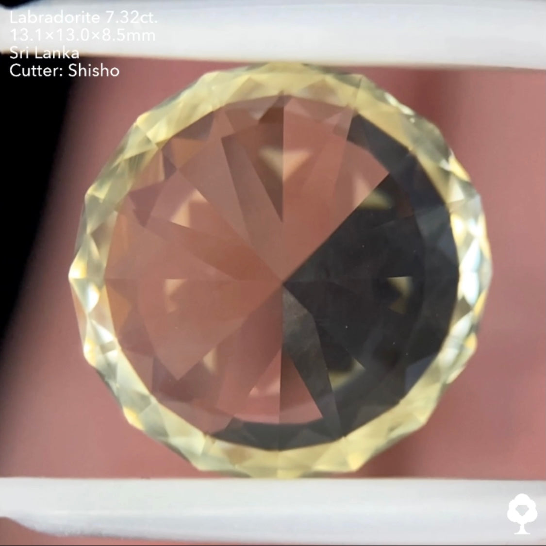 打ち上げ花火のようなシラーの3ステップクラウンファンシーラウンド★ゴールデンラブラドライト7.32ct. 師匠作品
