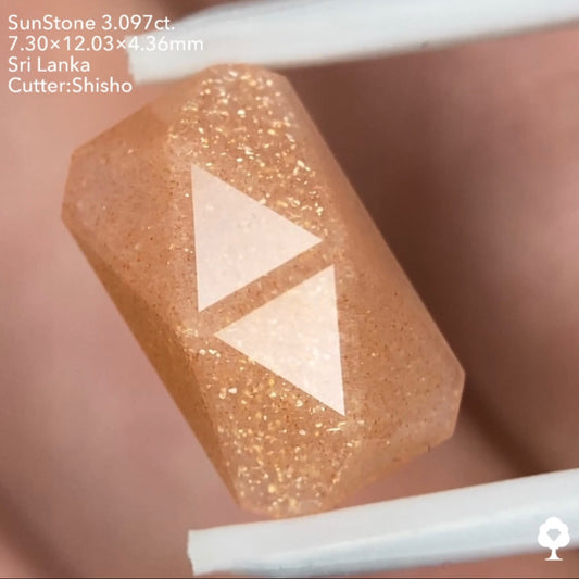 可愛いピンクに金アベンチュレッセンスが溢れる縁取りXカット★サンストーン3.097ct. 師匠作品