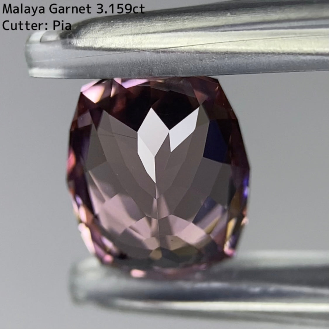 優しく複雑なベージュピンクは時間を忘れる色と輝き★マラヤガーネット 3.159ct