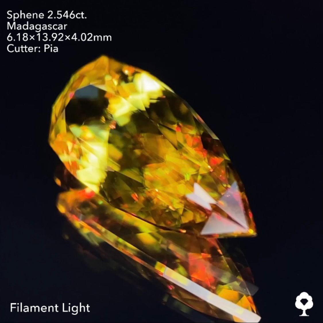 グリニッシュゴールドの美しい結晶のロングペアシェイプ★マダガスカルスフェーン2.546ct ピアッちゃん作品