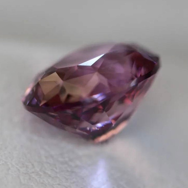 優しく可愛いピンクの細やかで強い煌めきを放つ変則キューブカット★マラヤガーネット 2.923ct【Cube cut】