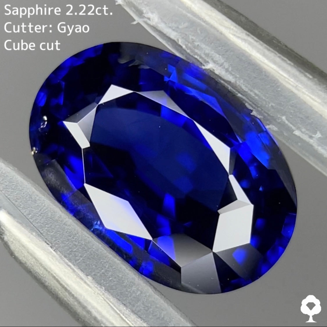 ロイヤルにインクブルーが混ざった濃厚美色に縁取りキューブカット★サファイア 2.220ct【Cube cut】