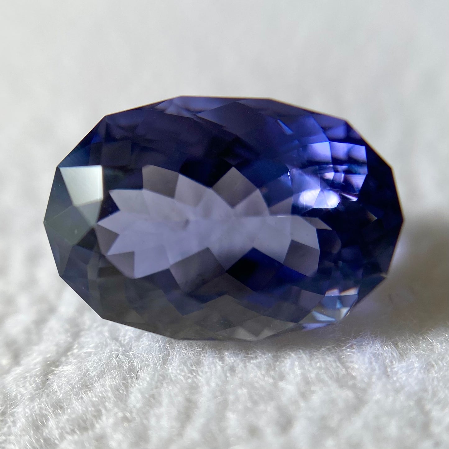 👽パビリオンの美しいカットと色むら感が最高"ファンシーオーバル" アイオライト2.33ct レイちゃん作品✨