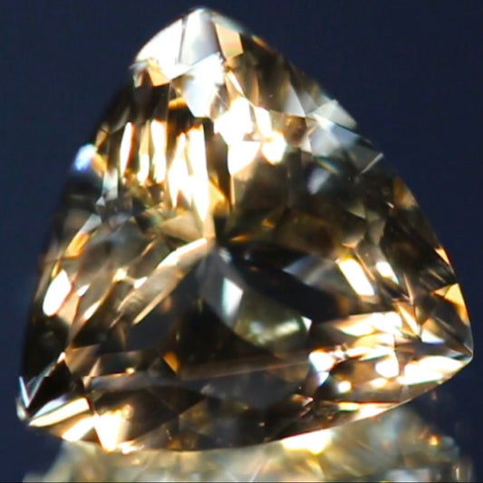 カメラが制御不能になるほど凄まじく輝くトリリアント★ラブラドライト2.50ct 師匠作品✨