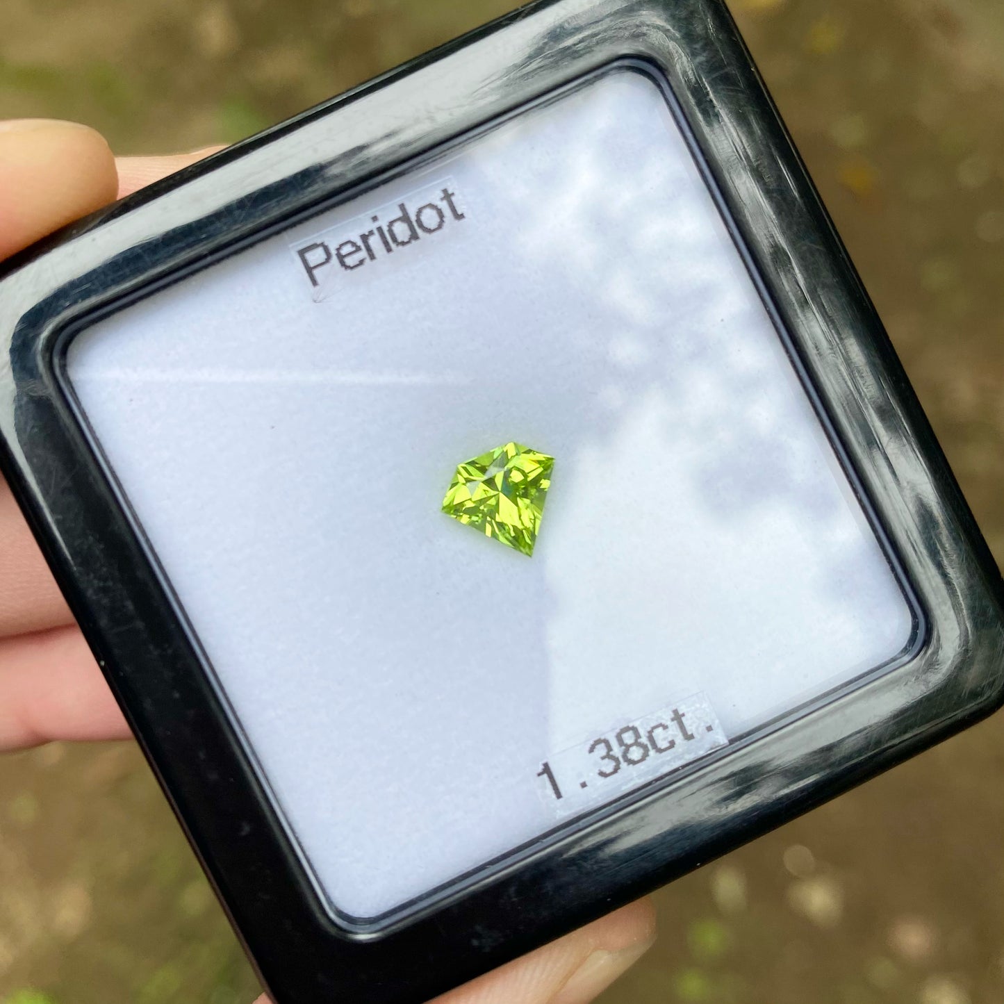 【サイレンタイムセール】正統派美ペリグリーンで宝石形カットのイブニングエメラルド★ペリドット1.38ct.ピアッちゃん作品