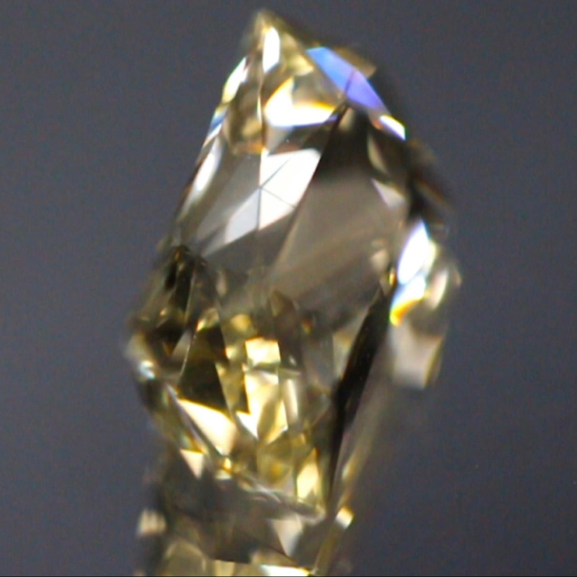 鋭いキラキラが大人気の蝶ネクタイ型カット★ラブラドライト1.77ct ピアッちゃん作品✨こちらはクーポンはごめんなさい🙏