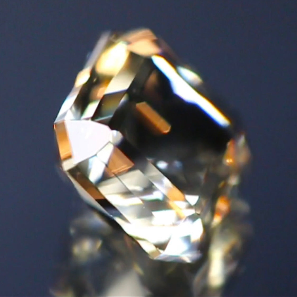 止まらない輝きの中に潜む美しい十字と成長線★ラブラドライト1.56ct 師匠作品✨こちらはクーポンはごめんなさい🙏