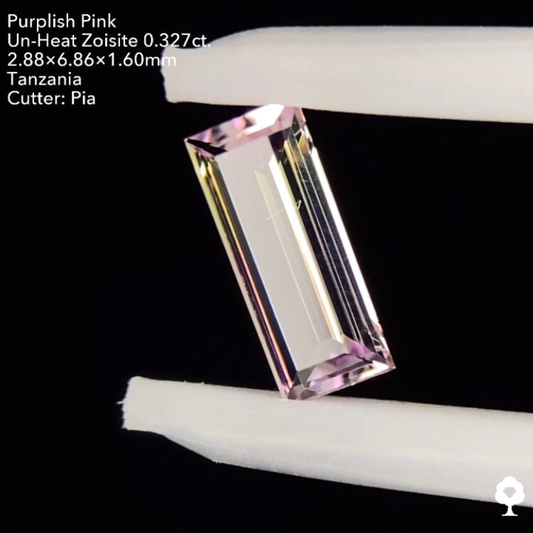パープリッシュピンク非加熱ゾイサイト0.327ct. バゲット ピアッちゃん作品