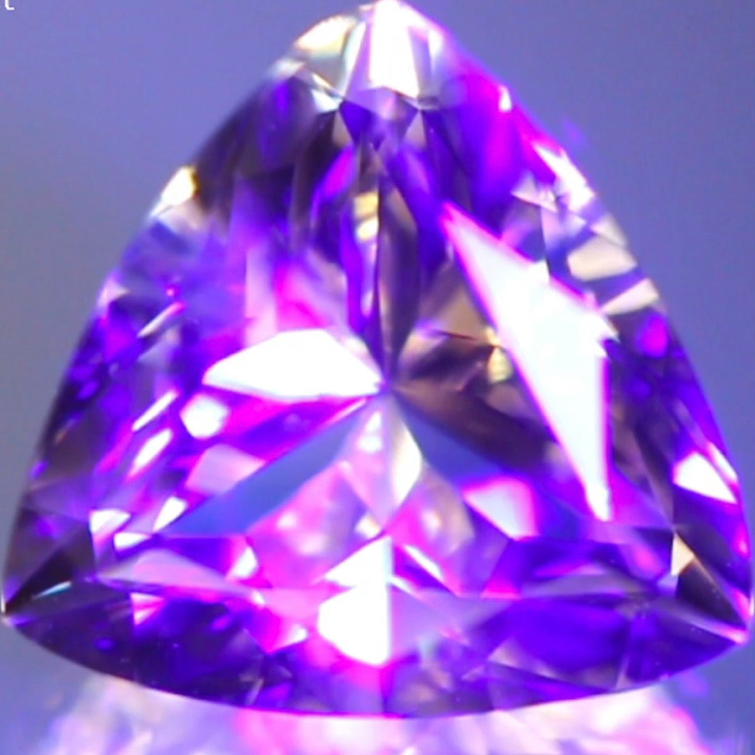 カメラが制御不能になるほど凄まじく輝くトリリアント★ラブラドライト2.50ct 師匠作品✨