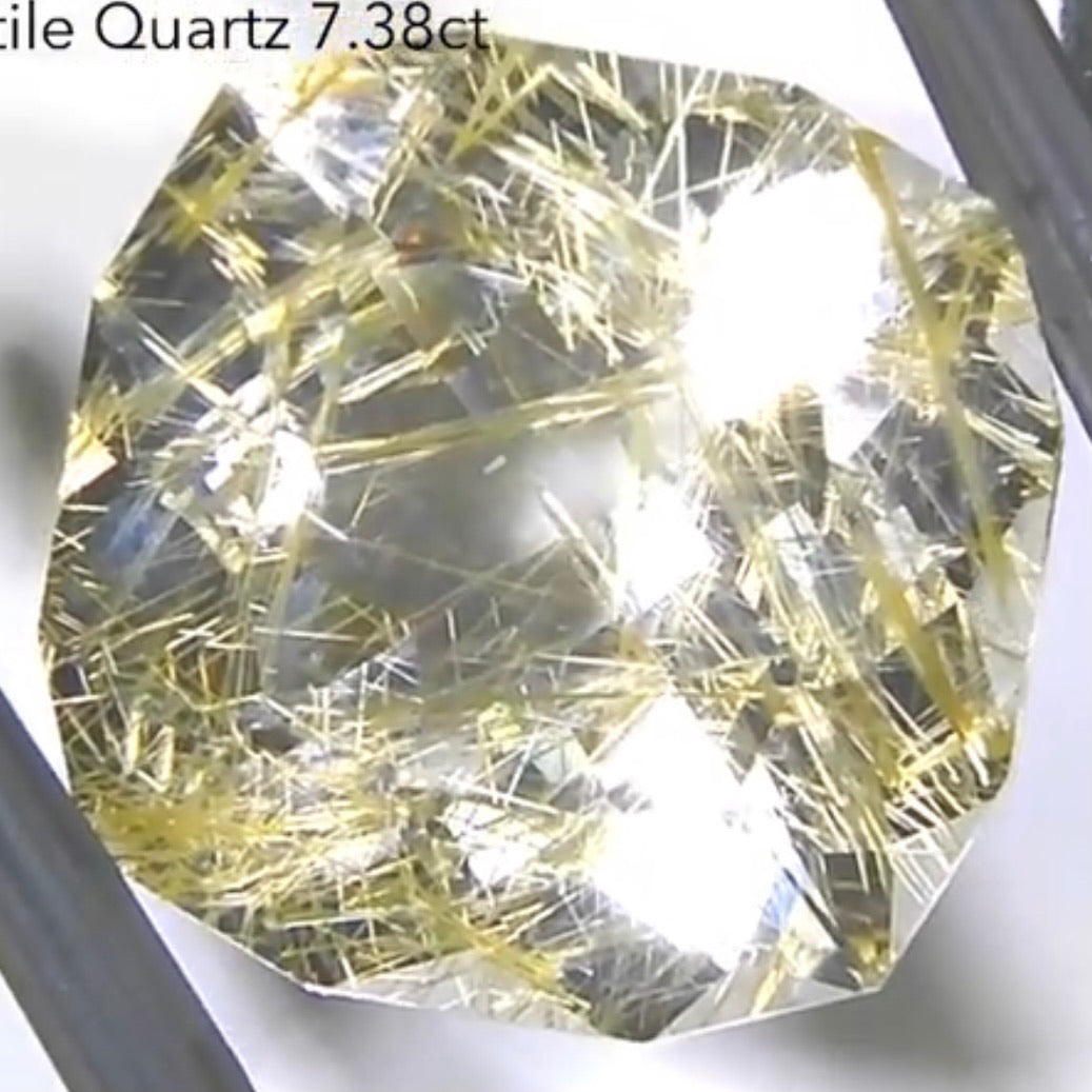 白金のルチルが交差する美ファンシークッション★ルチルクォーツ 8.34ct 師匠作品✨