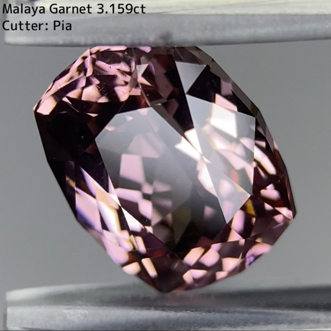 優しく複雑なベージュピンクは時間を忘れる色と輝き★マラヤガーネット 3.159ct