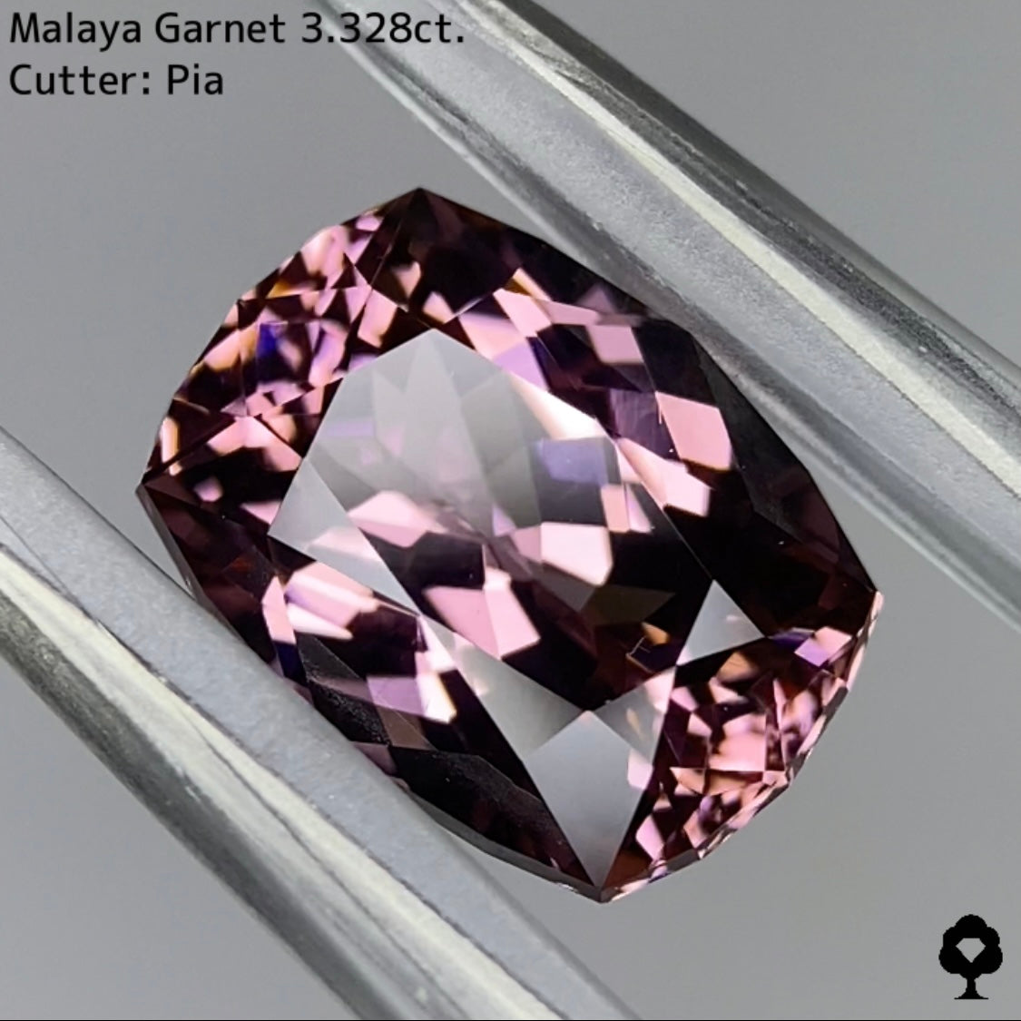 クールなファンシークッションに仕上げられたセクシーカラー★マラヤガーネット 3.328ct
