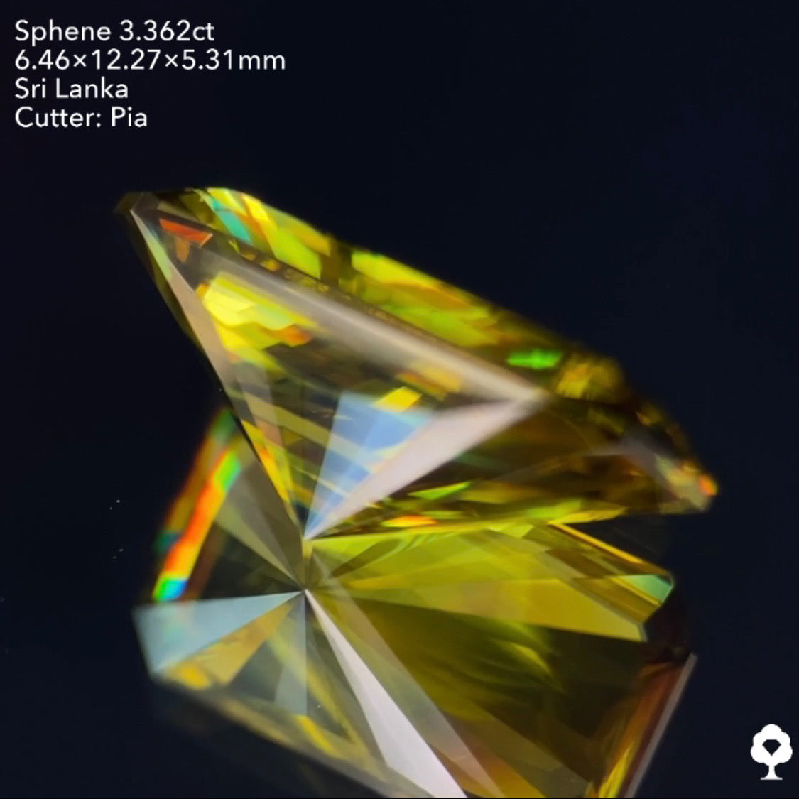 オリーブグリーンから鋭い煌めきを放つピアッちゃん渾身の窓あり放射線パビリオン★スフェーン3.362ct ピアッちゃん作品