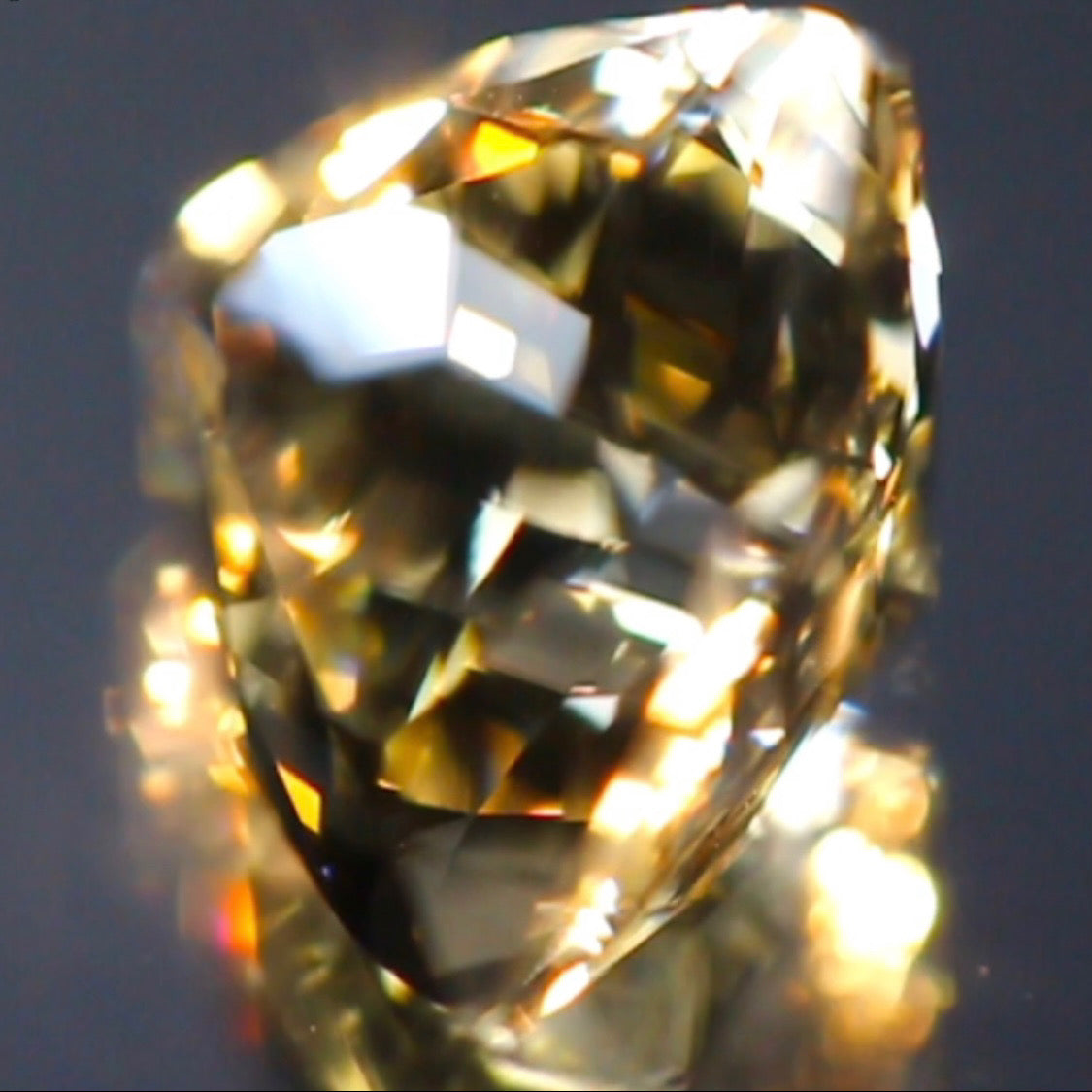 カメラが制御不能になるほど凄まじく輝くトリリアント★ラブラドライト2.50ct 師匠作品✨