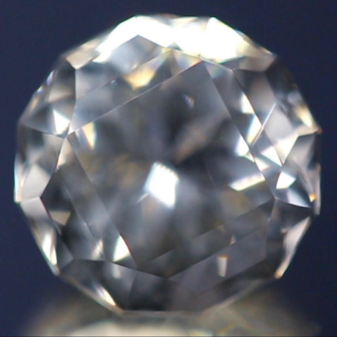 スクエアテーブルの新カットはシラーも美しい★ラブラドライト2.55ct 師匠作品✨こちらはクーポンはごめんなさい🙏