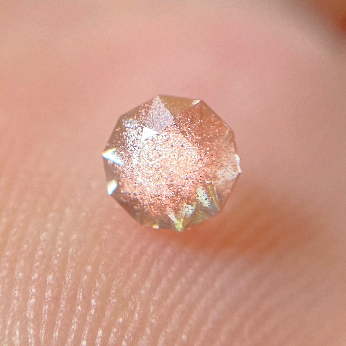 💖お待たせしました❣️ファンシーラウンドのオレゴンサンストーン0.39ct(テーブルからはみ出るシラー🙈💓)☀️💎ピアッちゃん作品【4/30チハルーム】GW特別特価❗️