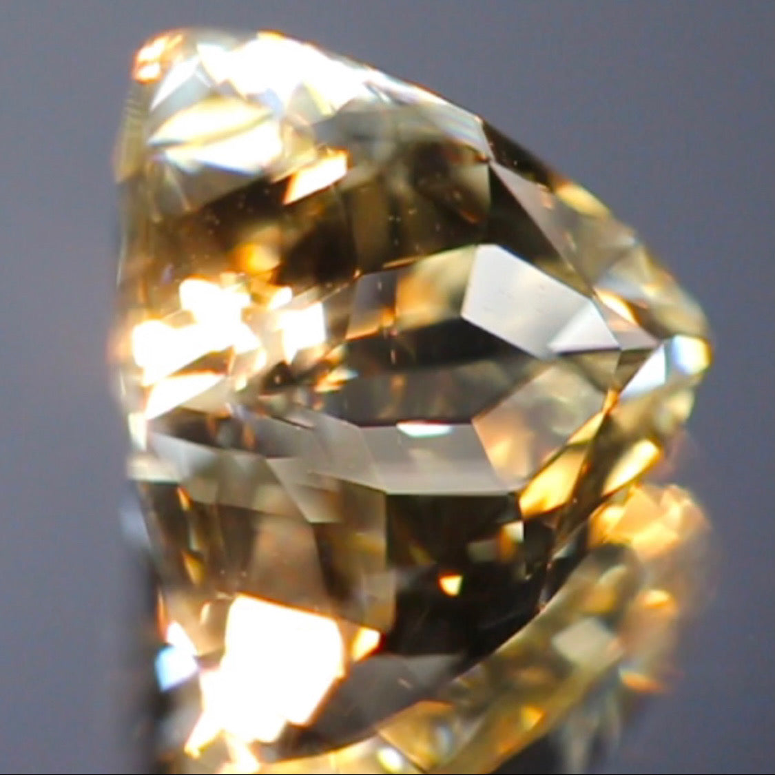 カメラが制御不能になるほど凄まじく輝くトリリアント★ラブラドライト2.50ct 師匠作品✨