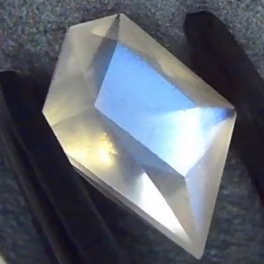 ムーンストーン 1.98ct レイちゃん作品✨ 3/6 21:00~Live配信商品💎🌳⚡️