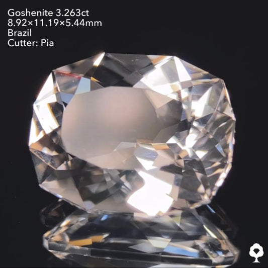 純白で輝き抜群のファンシークッション★ゴッシェナイト3.263ct ピアッちゃん作品