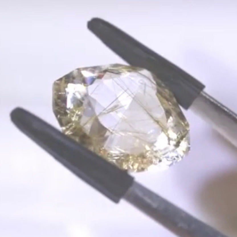 白金のルチルが交差する美ファンシークッション★ルチルクォーツ 8.34ct 師匠作品✨