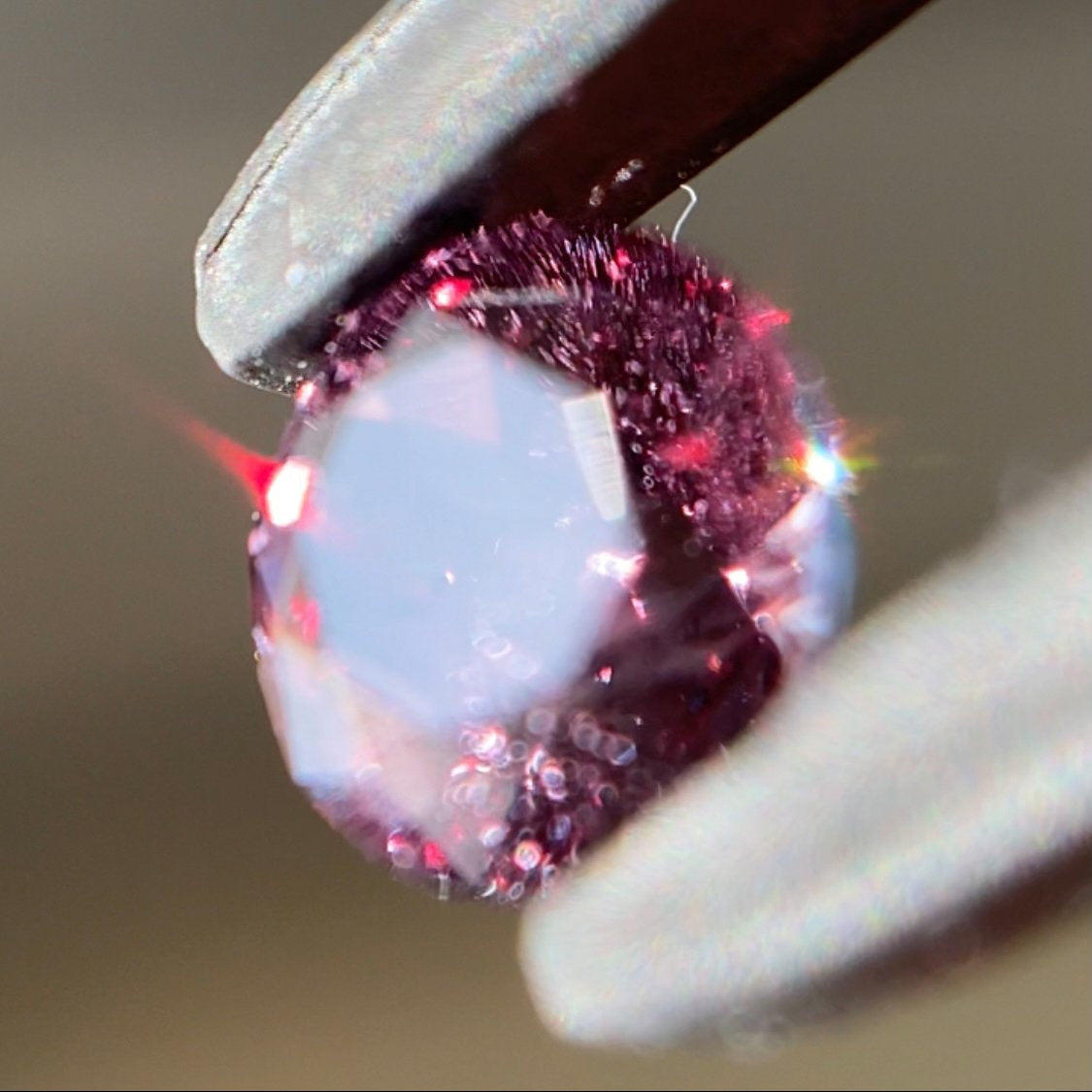 👽美しい赤ピンクにチェンジする美ラウンド★カラーチェンジガーネット0.42ct ピアッ作品