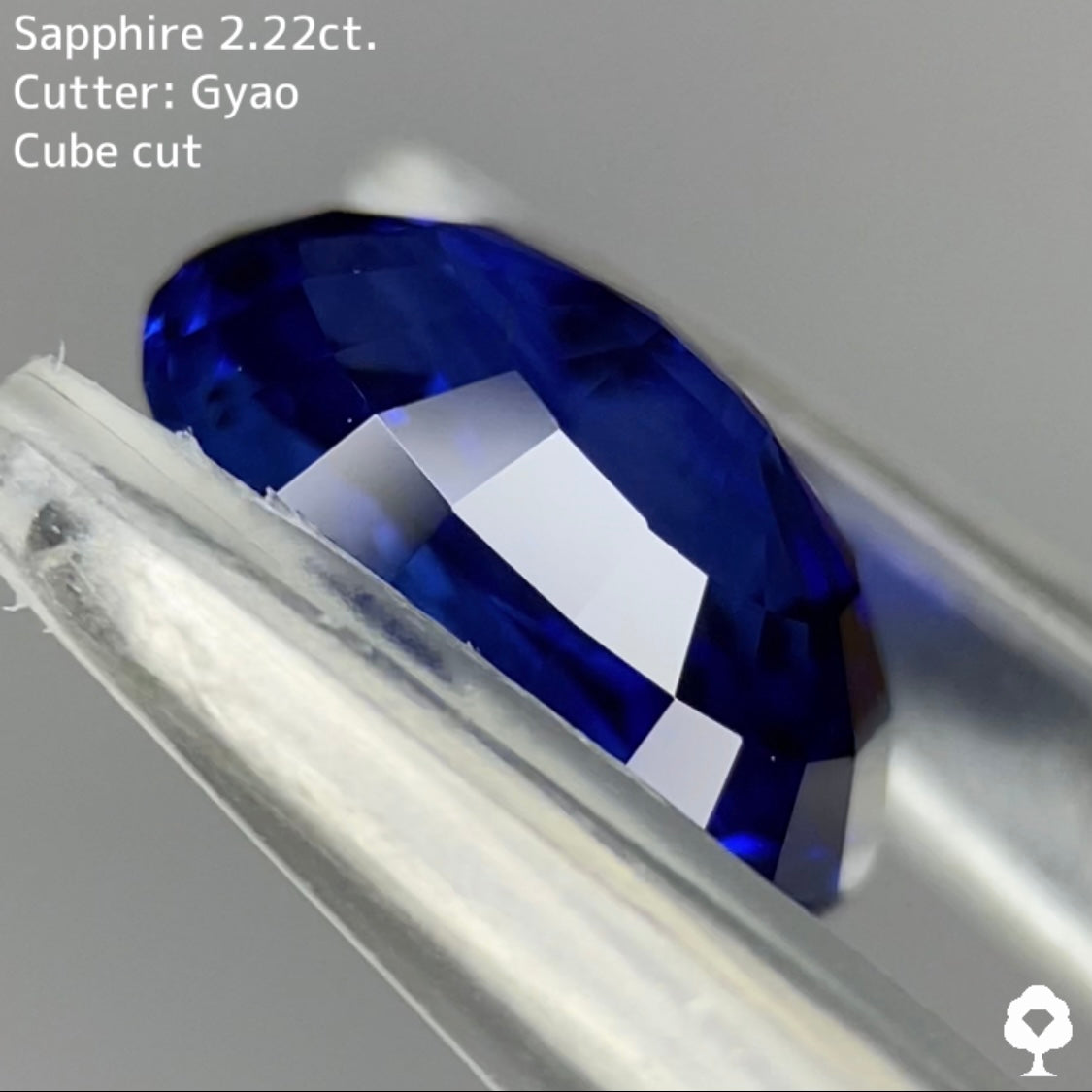 ロイヤルにインクブルーが混ざった濃厚美色に縁取りキューブカット★サファイア 2.220ct【Cube cut】