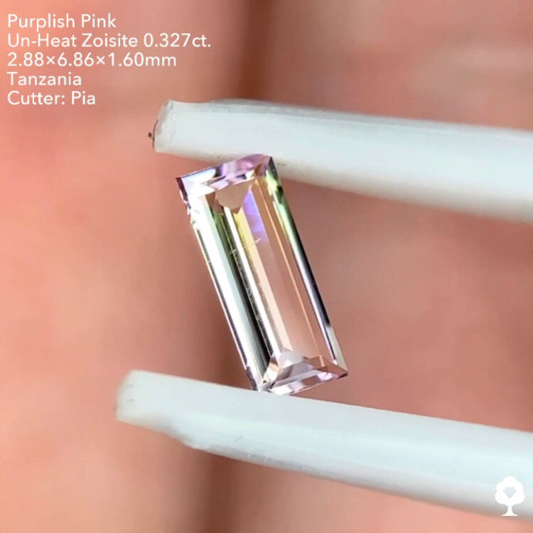パープリッシュピンク非加熱ゾイサイト0.327ct. バゲット ピアッちゃん作品