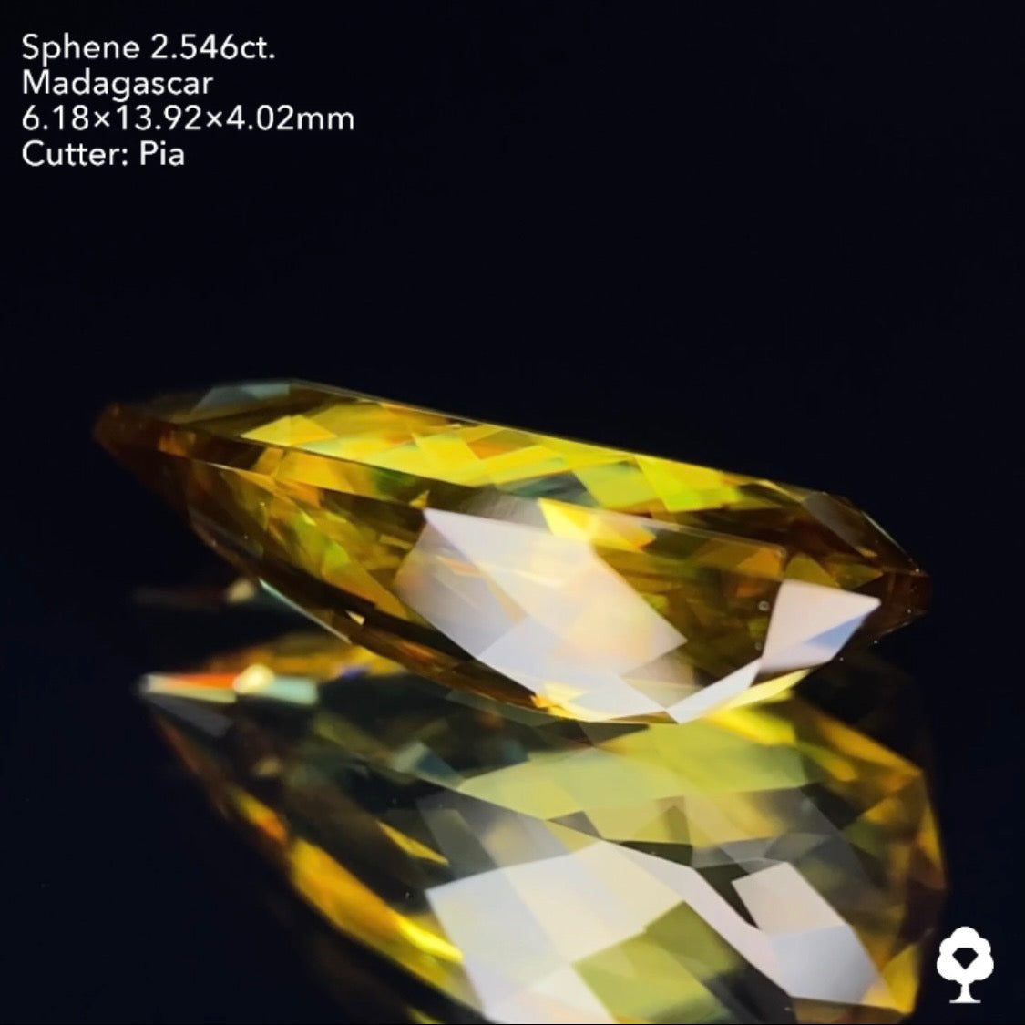 グリニッシュゴールドの美しい結晶のロングペアシェイプ★マダガスカルスフェーン2.546ct ピアッちゃん作品