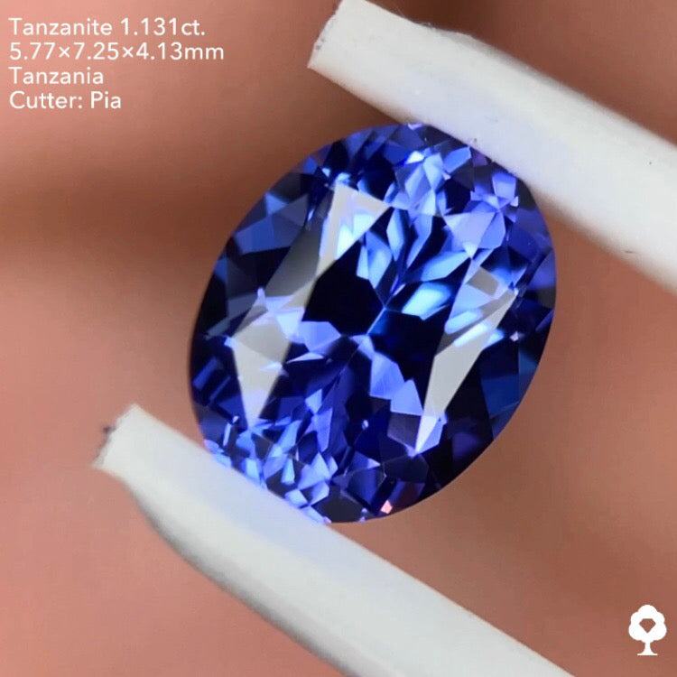 タンザナイト1.131ct. オーバル ピアッちゃん作品