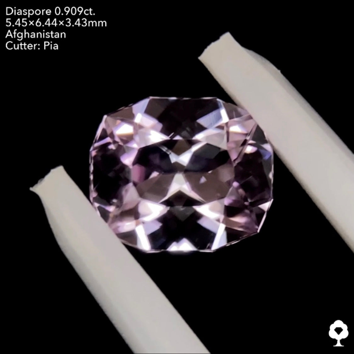 8/8(月)21:30終了‼️【原宿プチ個展リアルチハルーム開催感謝祭】繊細なパープリッシュピンクのクッションにはダブリングも★ダイアスポア0.909ct. ピアッちゃん作品