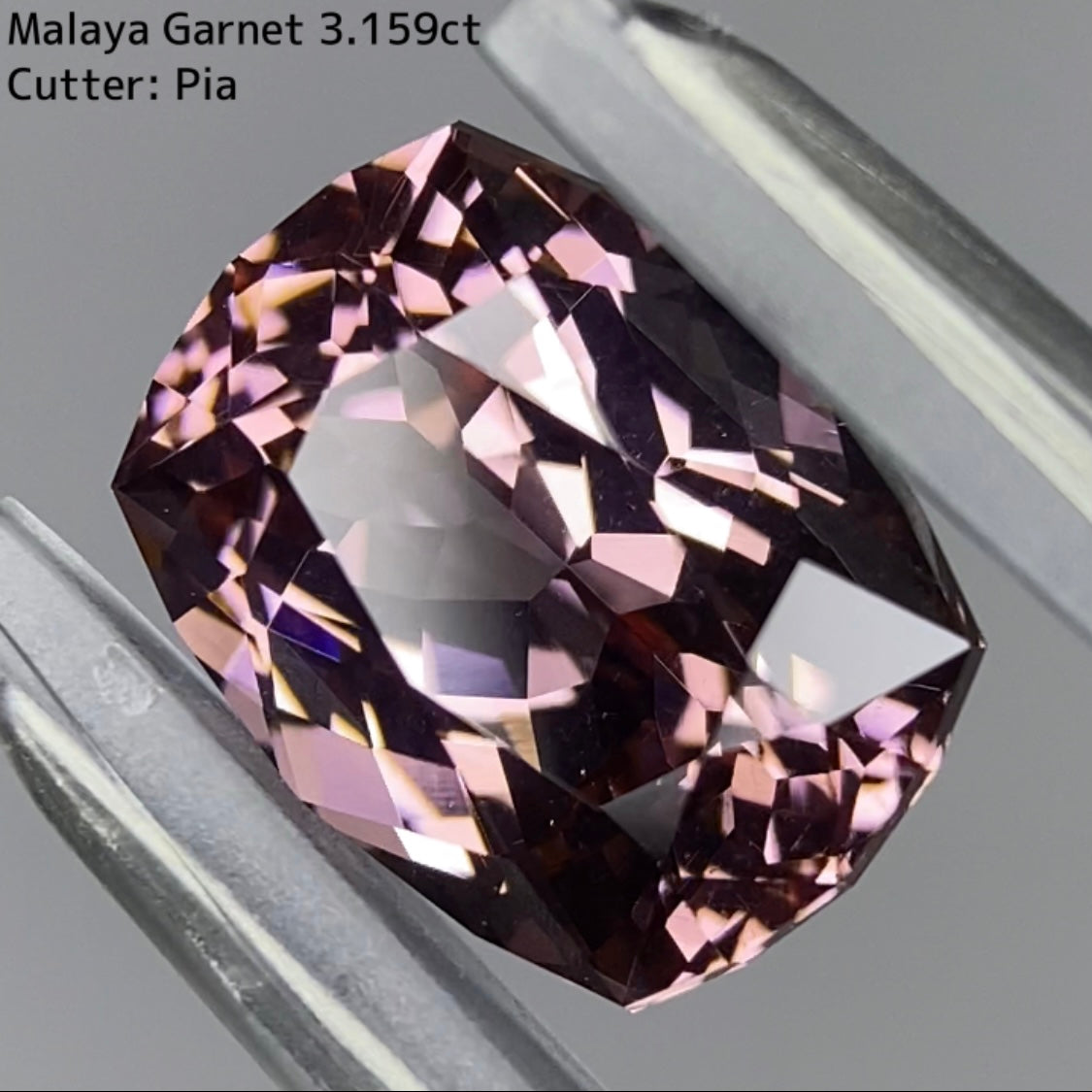 優しく複雑なベージュピンクは時間を忘れる色と輝き★マラヤガーネット 3.159ct