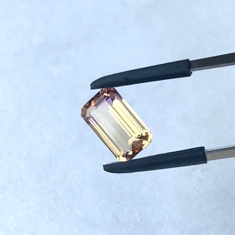 エレガントな色合い・雰囲気とオクタゴンのメタリックな輝き★アメトリン1.62ct