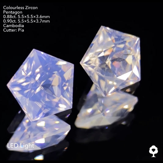【ご落札者さま専用】ふんわりとした優しい雰囲気から鋭いファイアーがギラギラ★シルキーペンタゴンカラーレスジルコン2個セット計1.78ct. ピアッちゃん作品