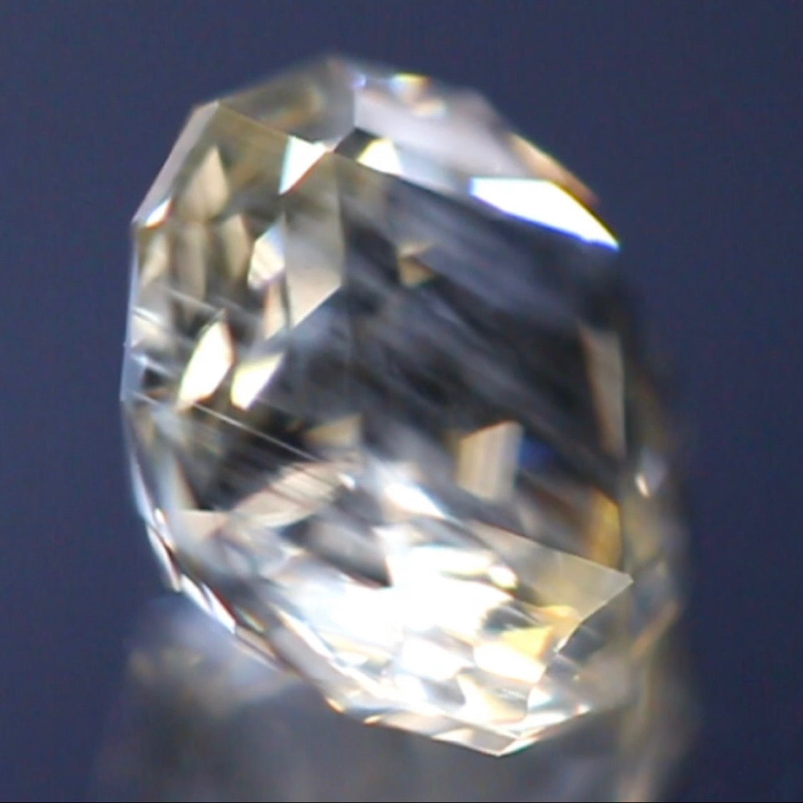 スクエアテーブルの新カットはシラーも美しい★ラブラドライト2.55ct 師匠作品✨こちらはクーポンはごめんなさい🙏