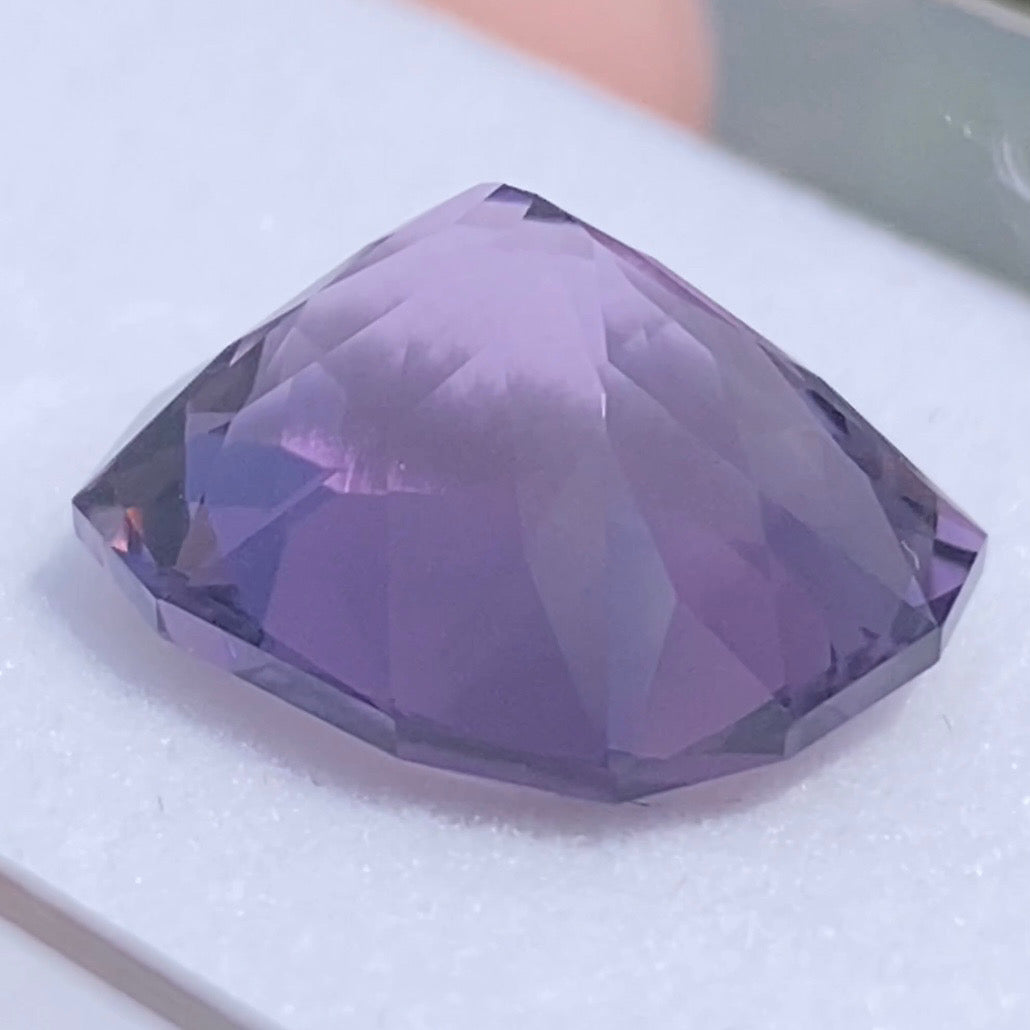 ラベンダー畑を閉じ込めたファンシークッション★ラベンダーアメジスト8.76ct ピアッちゃん作品