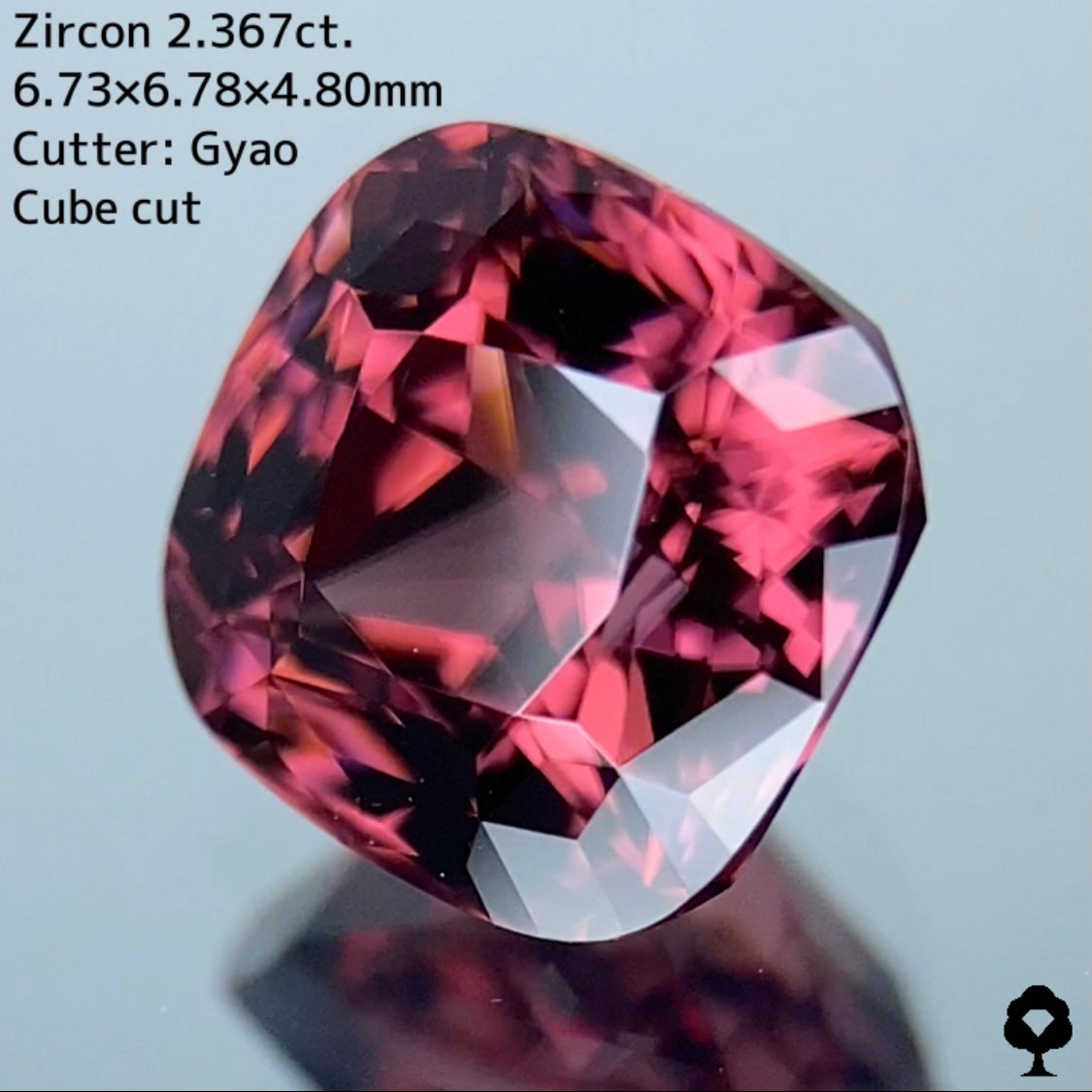 サンセットピンクが濃厚な果実の味わいを思わせる★ジルコン 2.367ct【Cube cut】