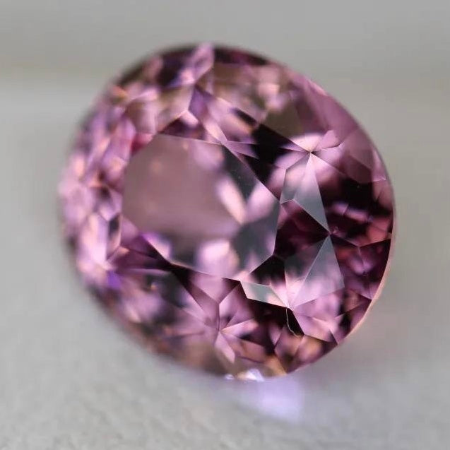優しく可愛いピンクの細やかで強い煌めきを放つ変則キューブカット★マラヤガーネット 2.923ct【Cube cut】
