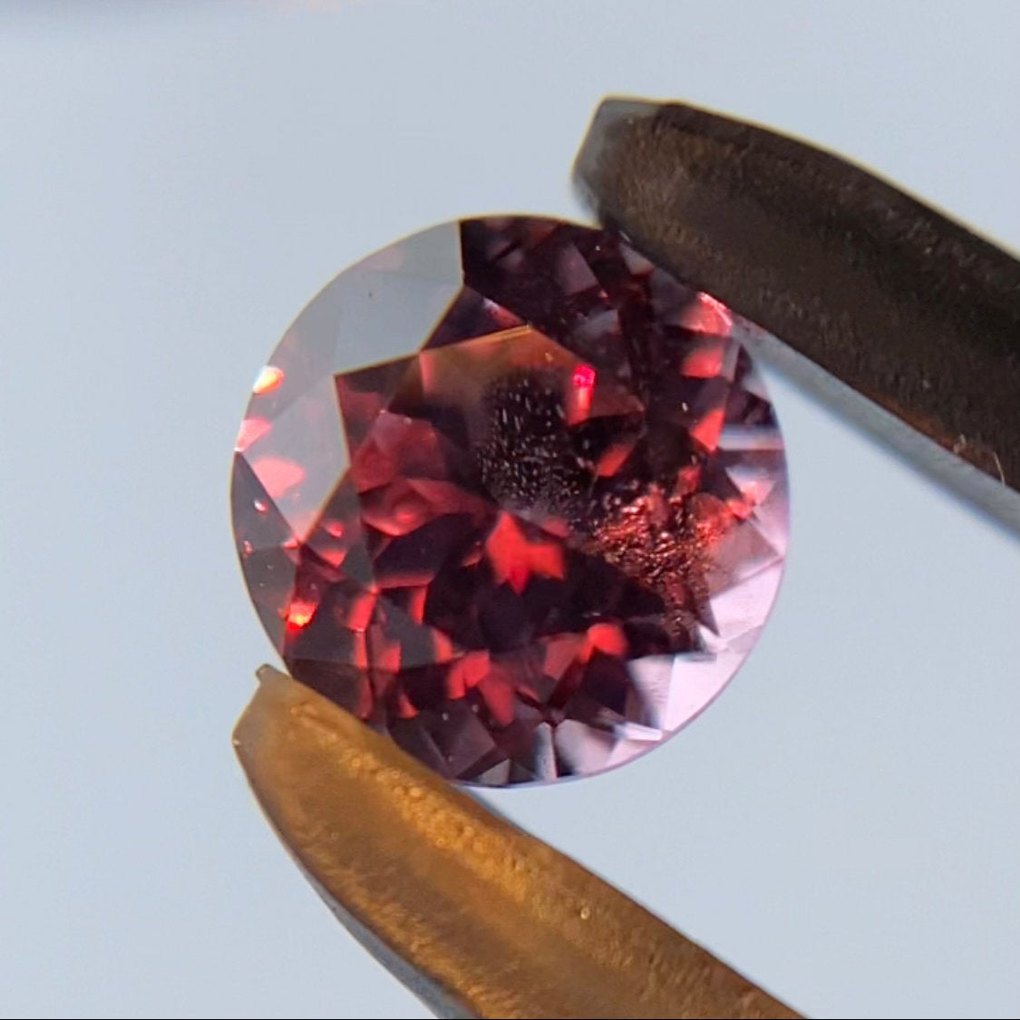 👽美しい赤ピンクにチェンジする美ラウンド★カラーチェンジガーネット0.42ct ピアッ作品