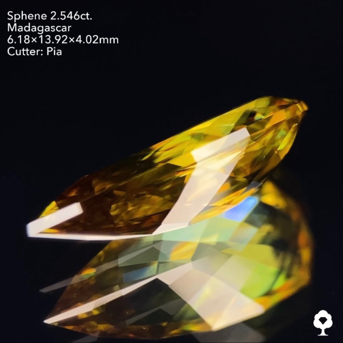 グリニッシュゴールドの美しい結晶のロングペアシェイプ★マダガスカルスフェーン2.546ct ピアッちゃん作品