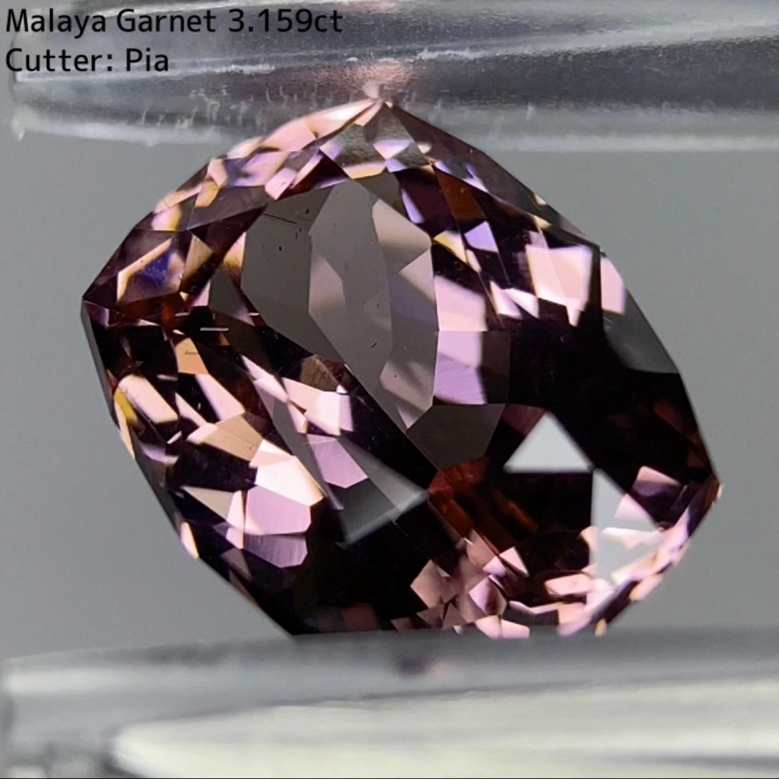 優しく複雑なベージュピンクは時間を忘れる色と輝き★マラヤガーネット 3.159ct
