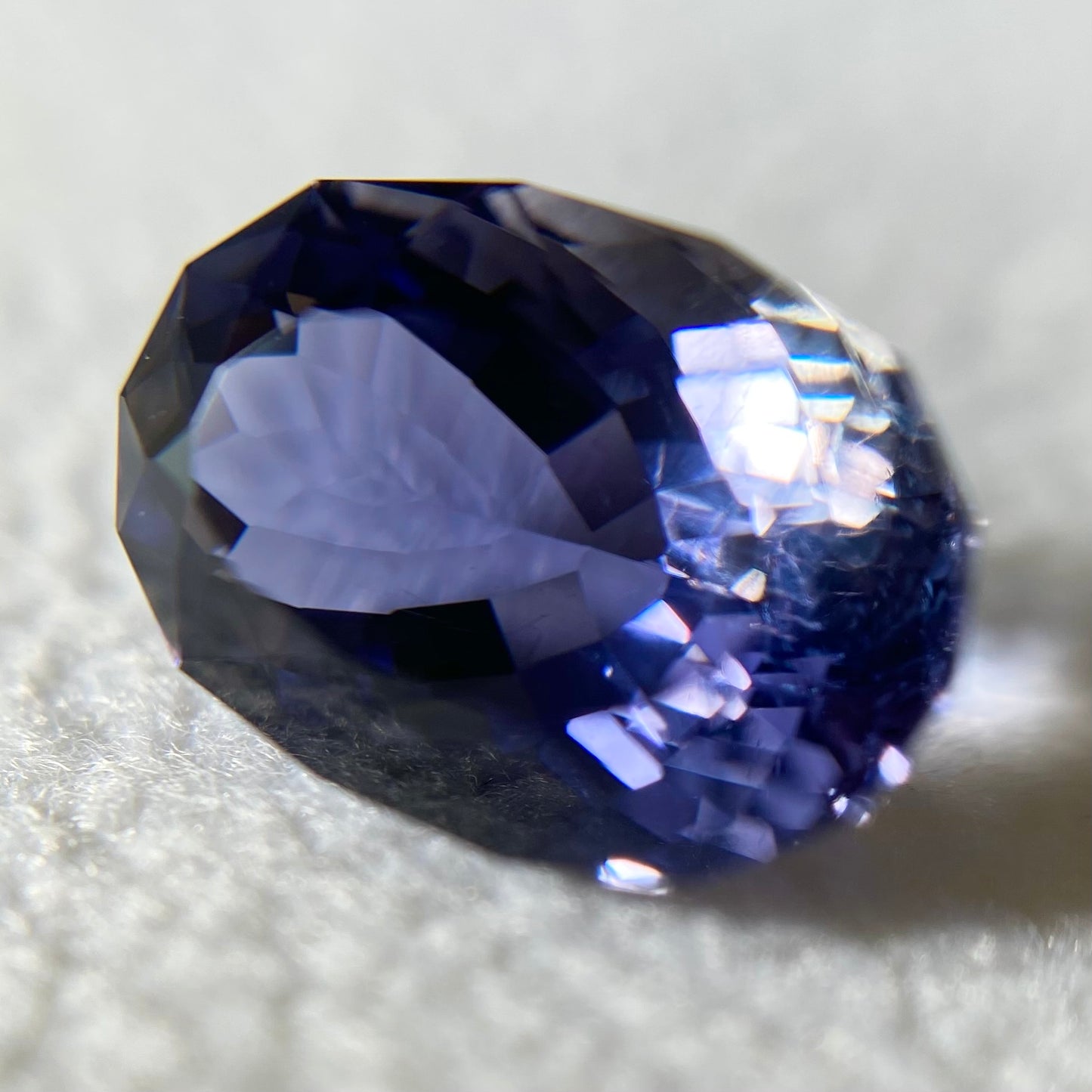 👽パビリオンの美しいカットと色むら感が最高"ファンシーオーバル" アイオライト2.33ct レイちゃん作品✨