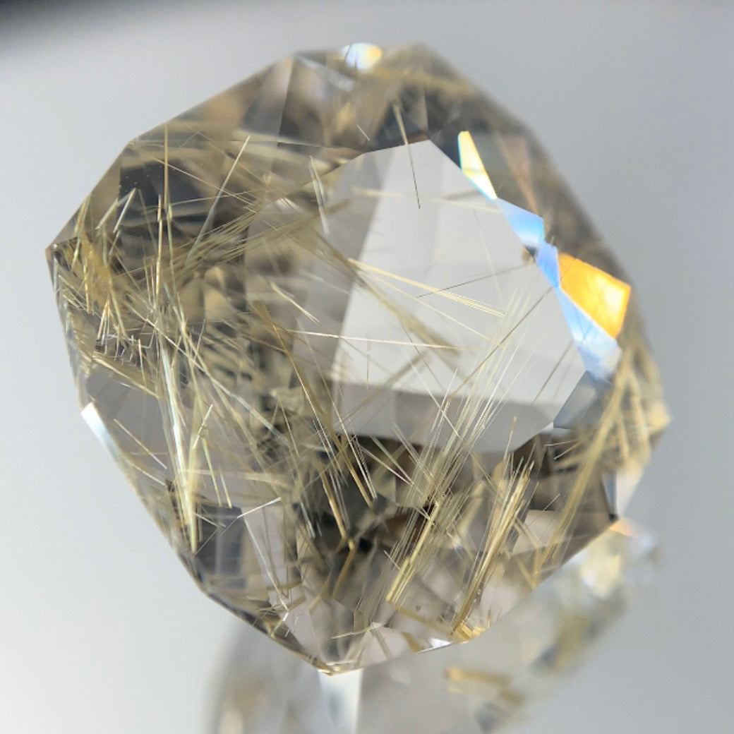 白金のルチルが交差する美ファンシークッション★ルチルクォーツ 8.34ct 師匠作品✨