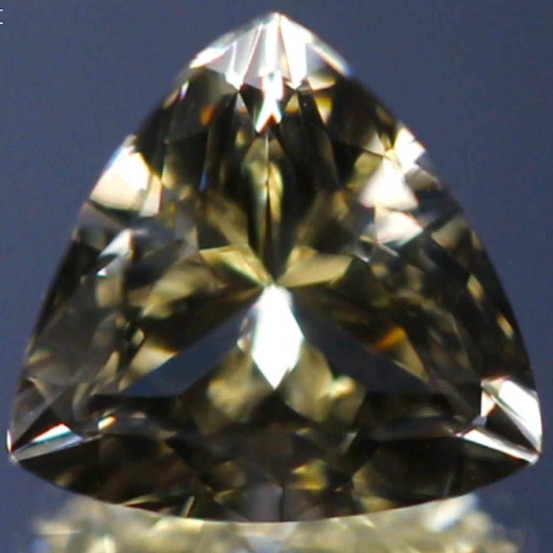 カメラが制御不能になるほど凄まじく輝くトリリアント★ラブラドライト2.50ct 師匠作品✨