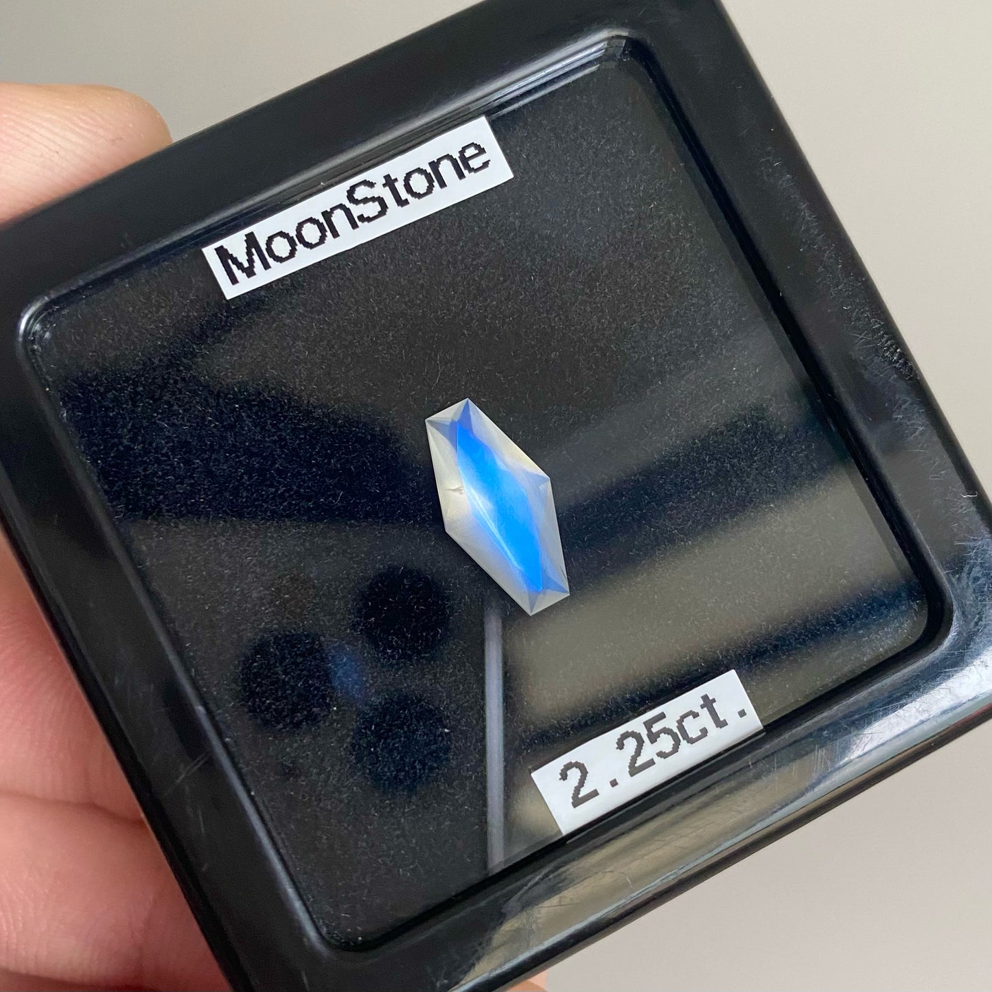 6/12(日)22:00終了‼️テーブルから溢れ出すブルーシラーと幻想的な石質のカッコいいファンシーカイト★ムーンストーン2.25ct. ピアッちゃん作品